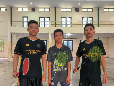 Sabet 2 Medali sekaligus, Santri Pondok Induk Raih Juara 1 lomba Bulutangkis Kategori Tunggal Dan Ganda
