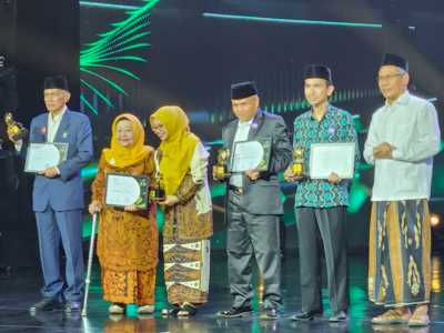 Ibu Nyai Hj. Machfudloh Aly Ubaid Peroleh Penghargaan Anugerah Satu Abad Nahdlatul Ulama (NU)