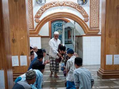 Kiai Imron Jelaskan Tata Cara Baca yasin dan Hukum Salat Nisfu Sya’ban